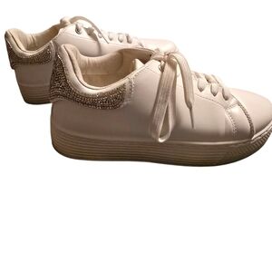 Stylish White Sneakers with Gold Accents